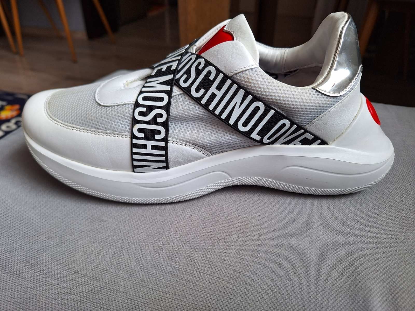 Чисто нови оригинални обувки Love Moschino