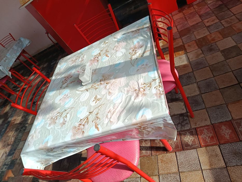 Stol-stul komplekt sotiladi.holati yaxshi..