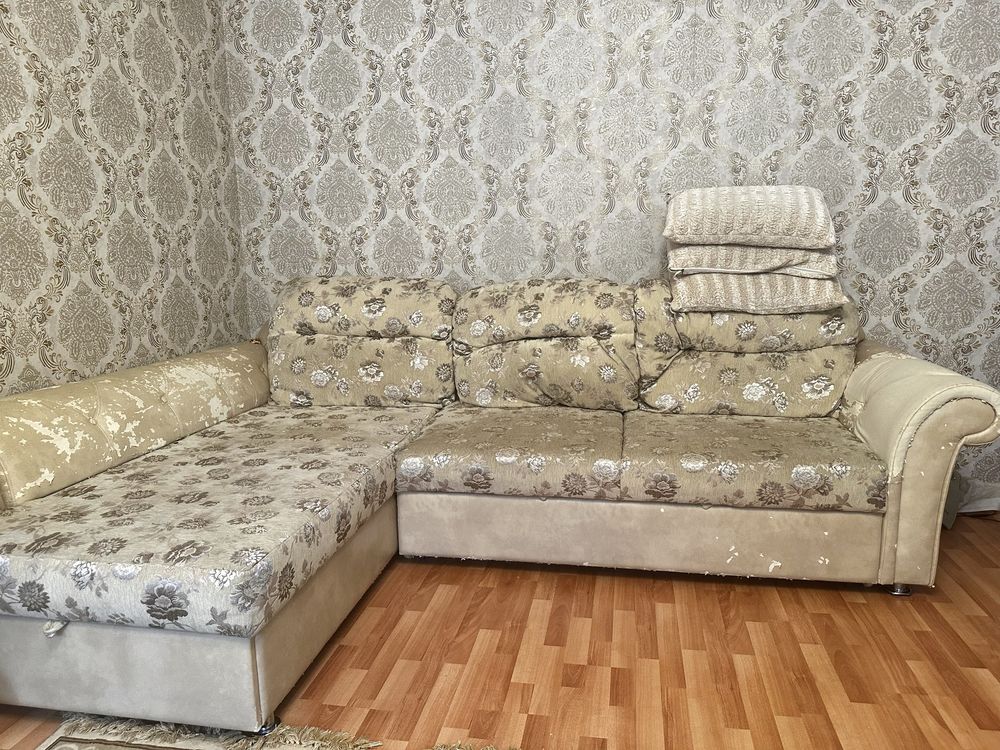 Диван раскалдной в хорошем состоянии