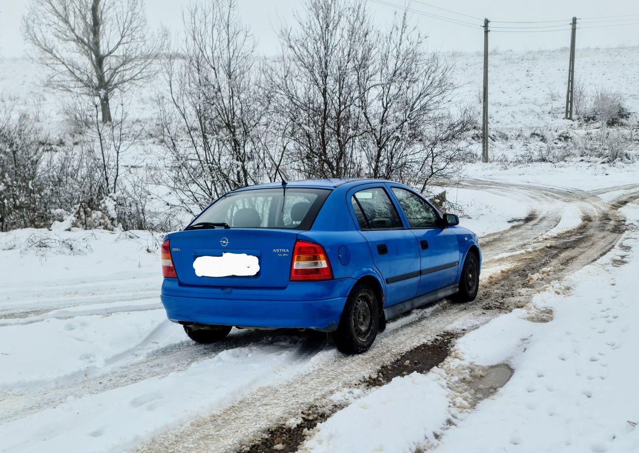 Vând Opel Astra 1.6 4 usi

urmaotarele dotari:

-cutie