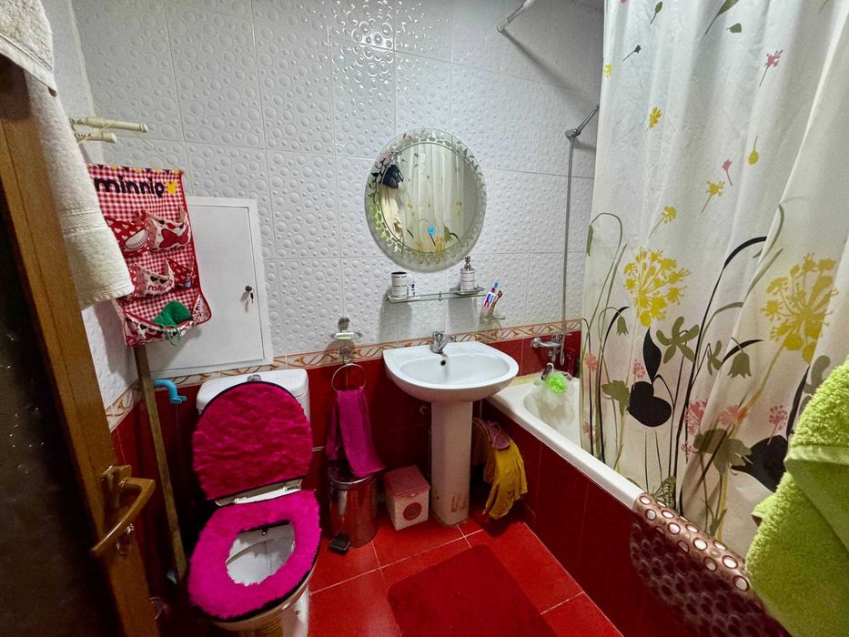 Buxoroda kvartira sotiladi 3 xonali 85m2 2-qavat.