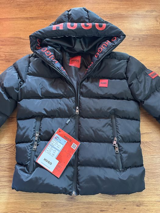 Мъжко,черно,зимно яке Hugo BOSS с гумирано лого и надпис на качулката