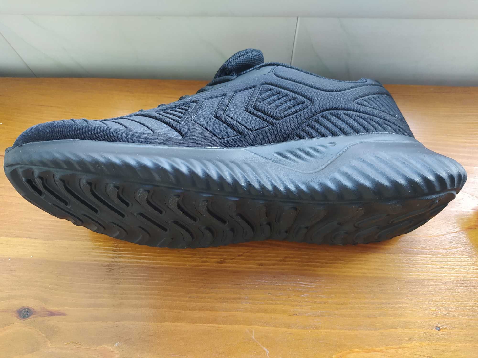 Продавам  маратонки hummel ЧИСТО НОВИ и оригинални маратонки Кеmpa
