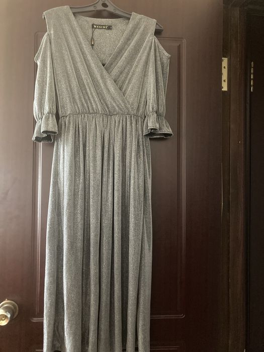 Продам новое платье из люрекса с открытими плечами