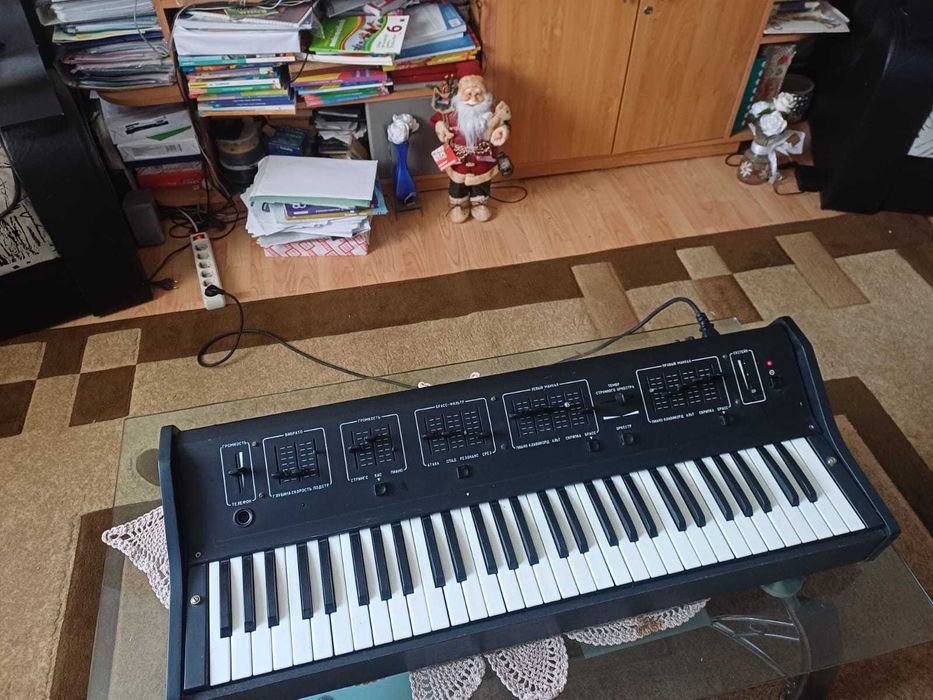 Vand un sintetizator rusesc   TOM 1501model  personalizat