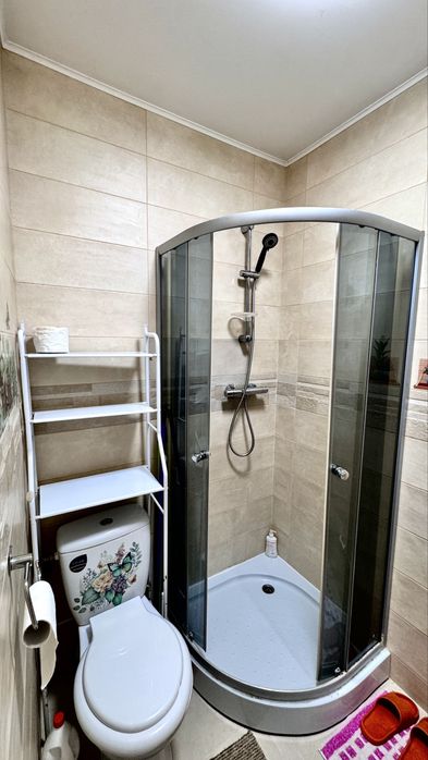 Vând garsonieră cu parcare inclusă