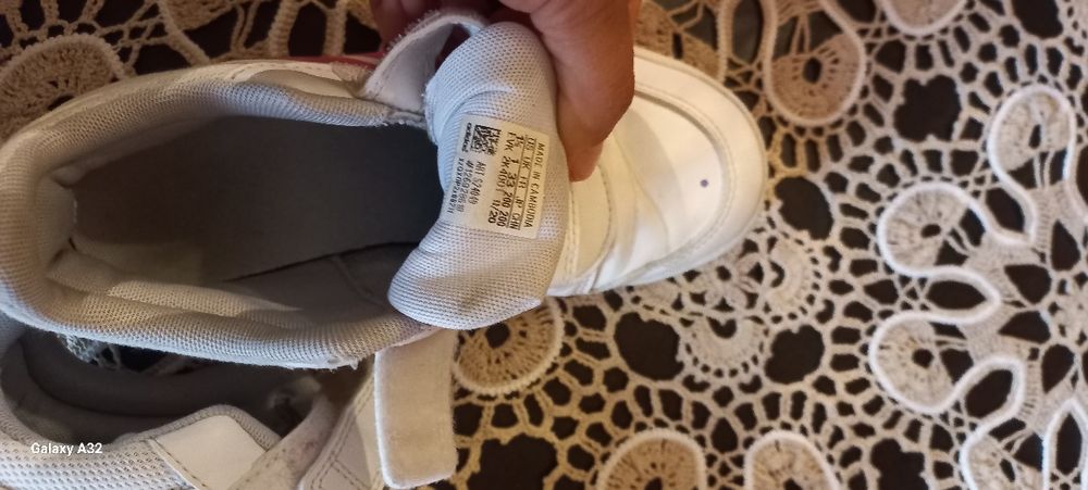 Vand pantofi sport Adidas si zara nr 33 in stare foarte buna