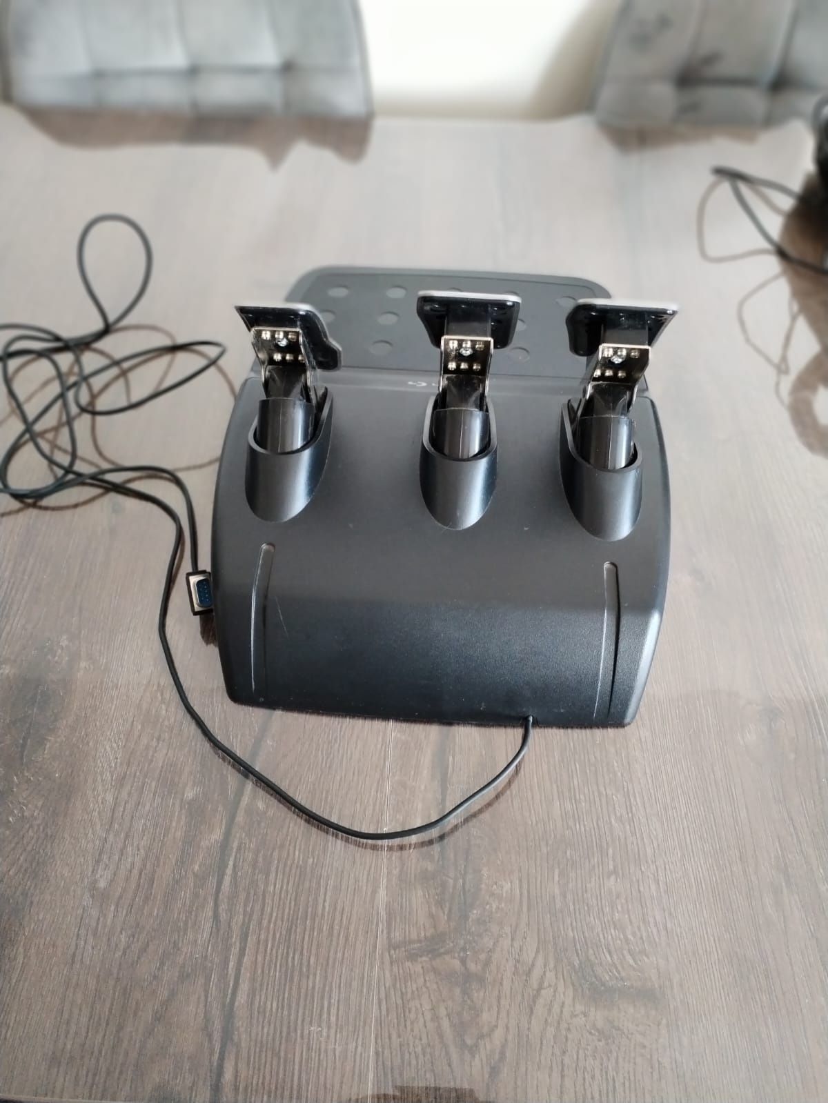 Volan gaming Logitech G920 cu pedale și schimbător.