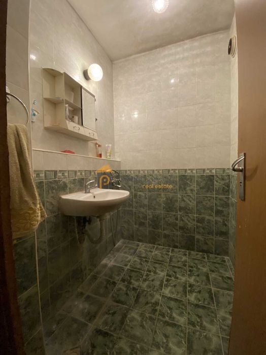 Продава се Тристаен апартамент в Пловдив, Кършияка - 92 кв.м за 2011 €/кв.м - Снимка #8