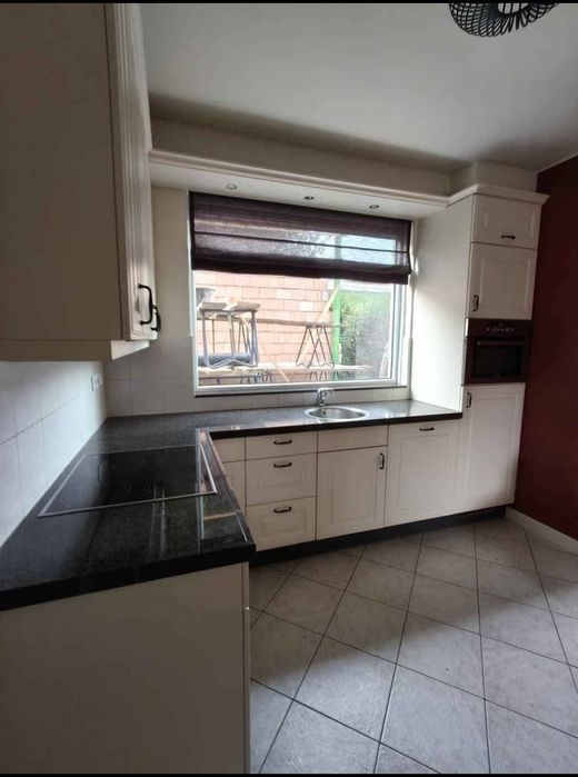 Ъглова кухня от МДФ с гранитен плот и уреди