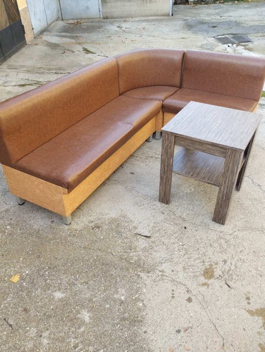Ъглов диван с маса