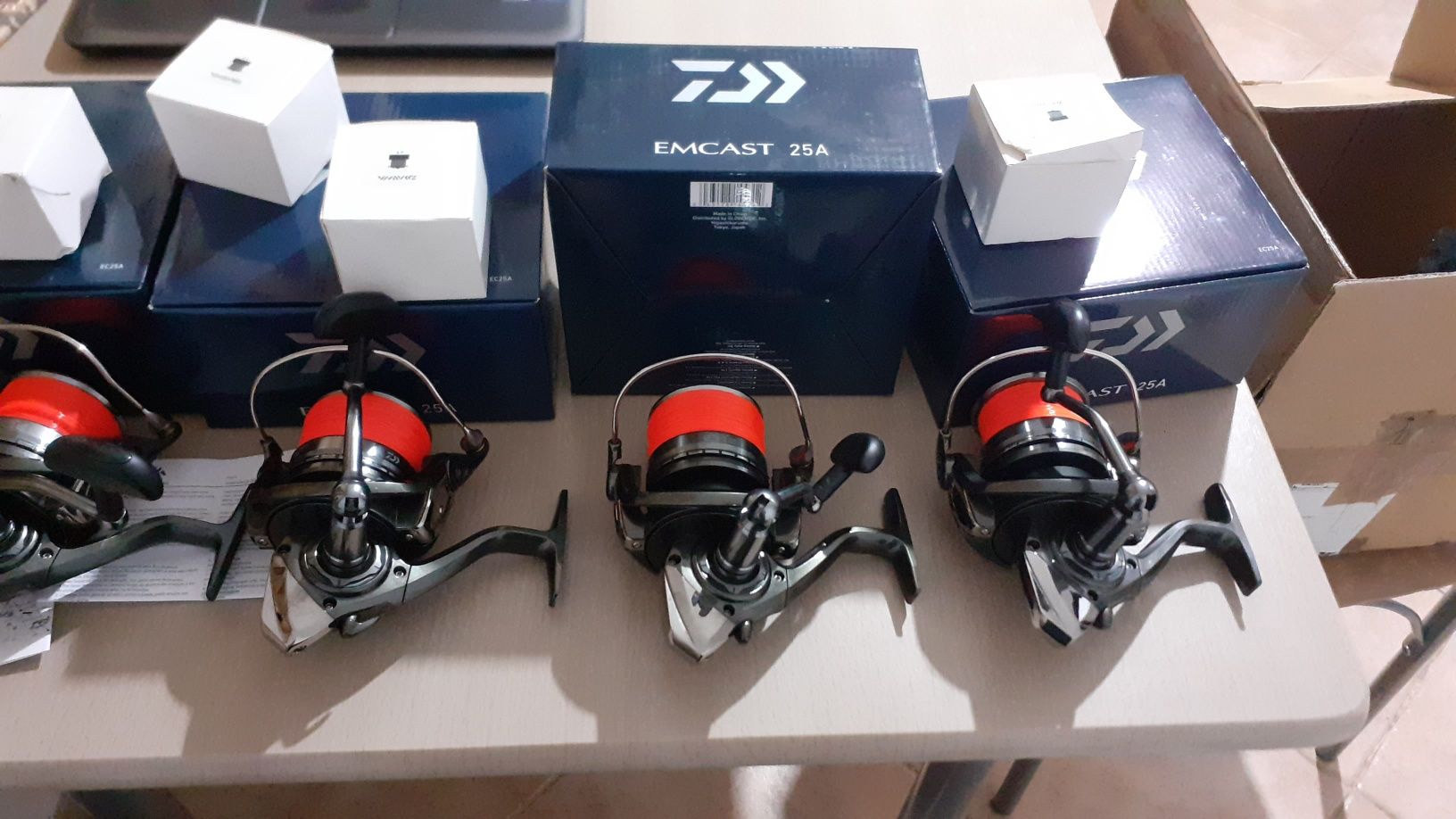 2 Mulinete daiwa emcast 25a