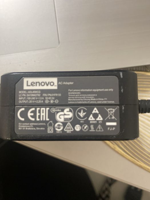 Laptop Lenovo IdeaPad 15”, stare foarte buna, 8 GB RAM, incarcator ori