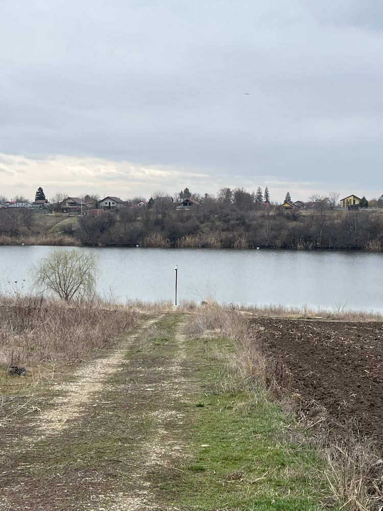 Teren la lac Caciulati