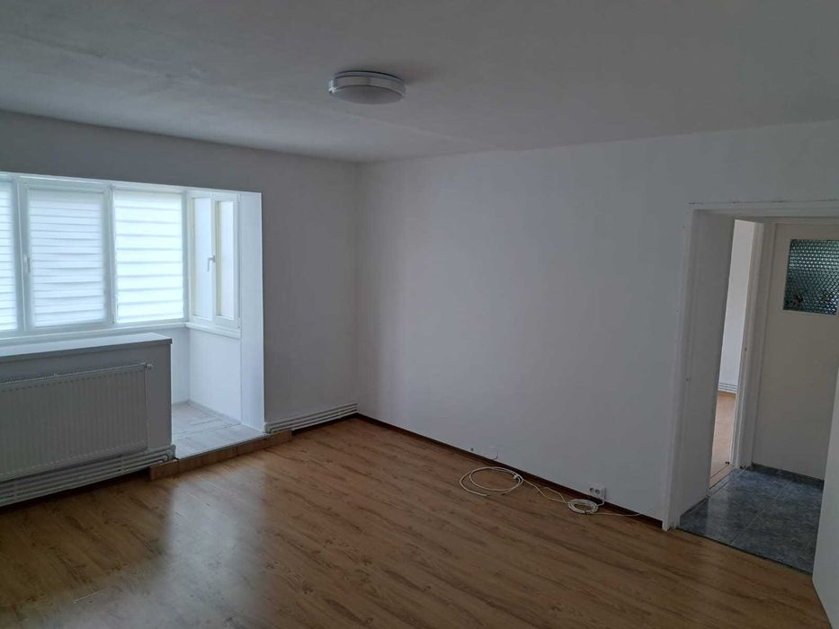 Inchiriez apartament 2 camere in Craiovita Noua.