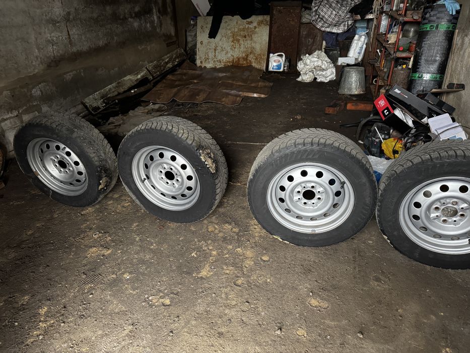 Продам комплект дисков с зимней резиной стояли на приоре.
