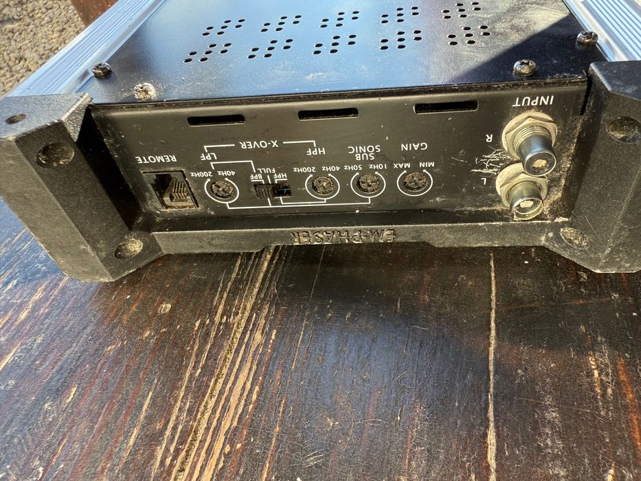 Усилвателят е от марката EMPHASER