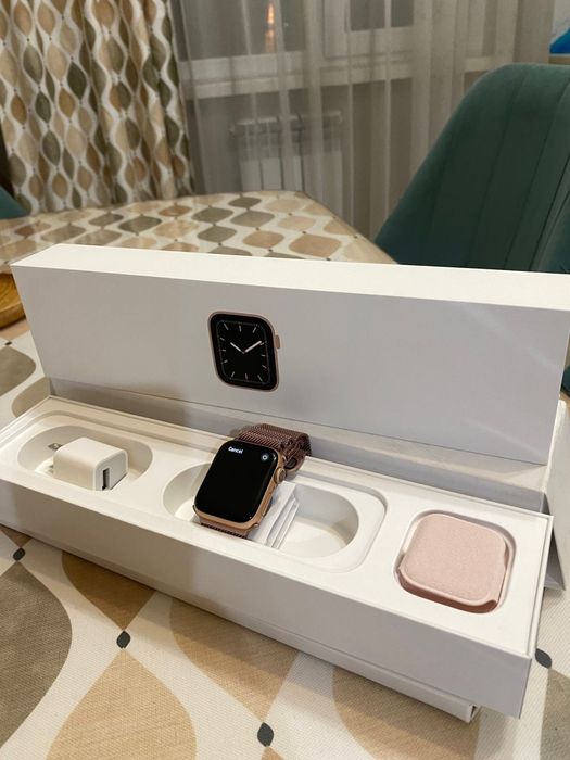Apple Watch Series 5, 40 мм, Gold Rose — отличное состояние