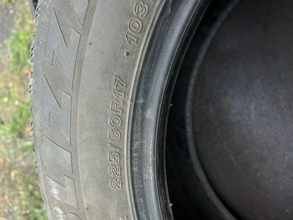 Продам зимнюю резину  в хороше состоянии .