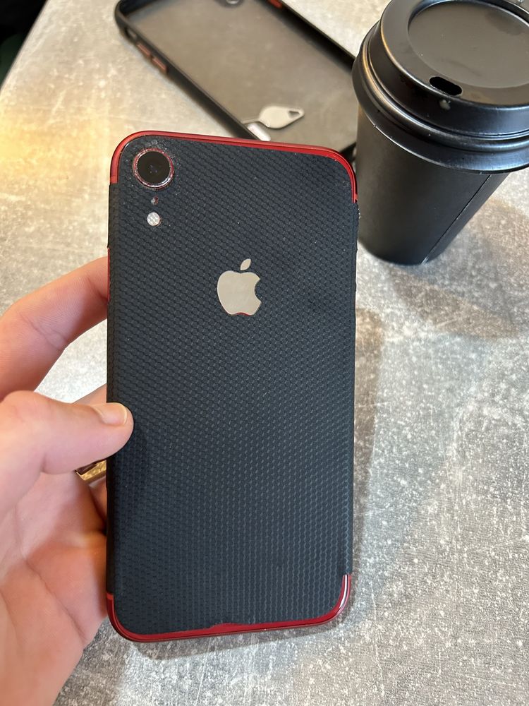 Iphone Xr 128gb culoarea red cu pelicula de carbon