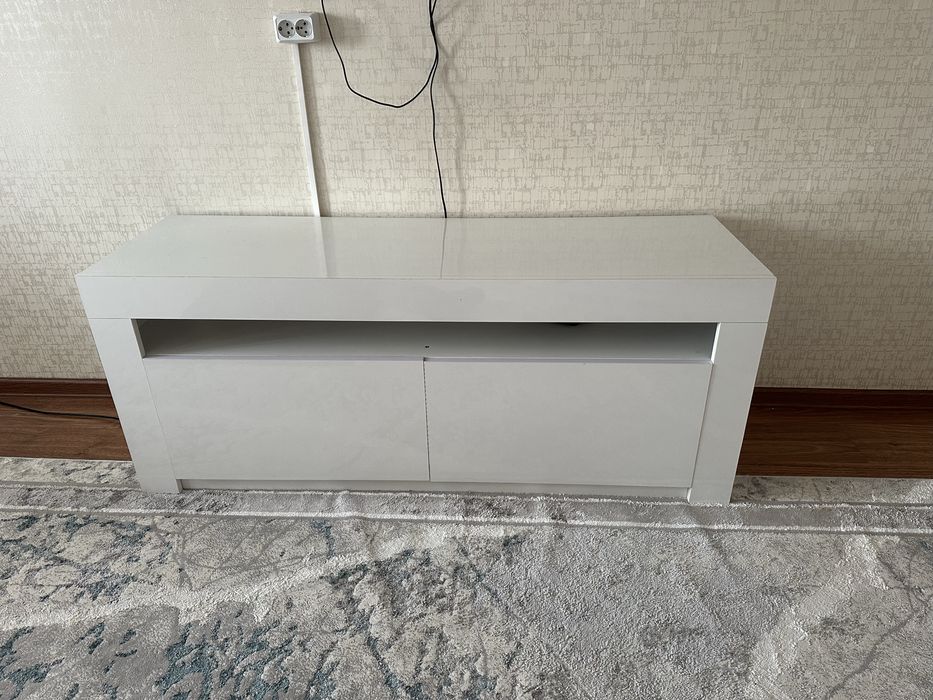 Тумбо под телевизор