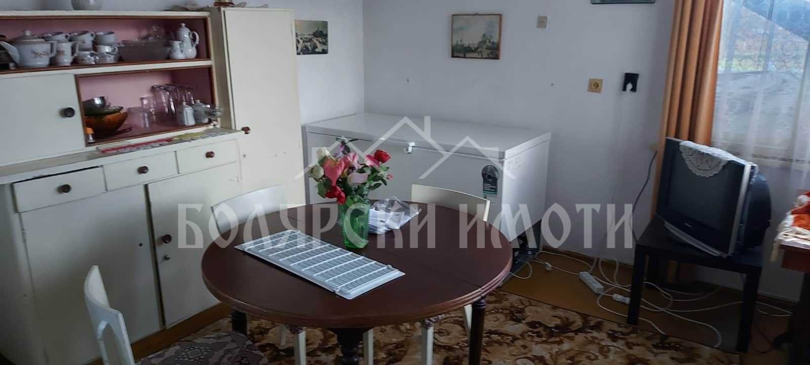 Къща с голям двор в село Павел