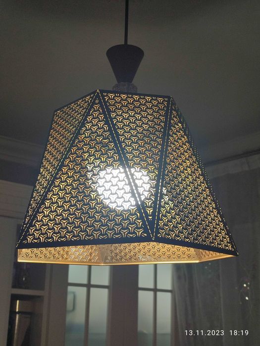 Продам металлический абажур — черный с золотом!