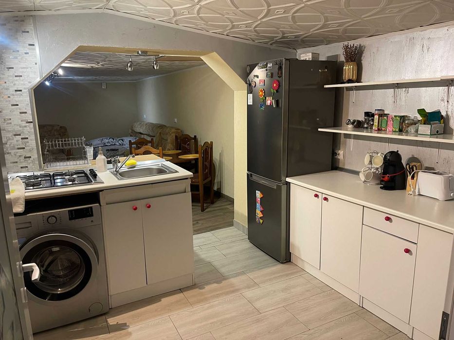 inchiriez apartament intr-o casa cu curte comuna si parcare