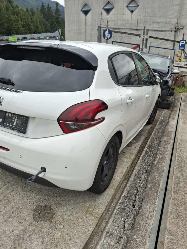 Peugeot 208 на части всичко налично освен удара