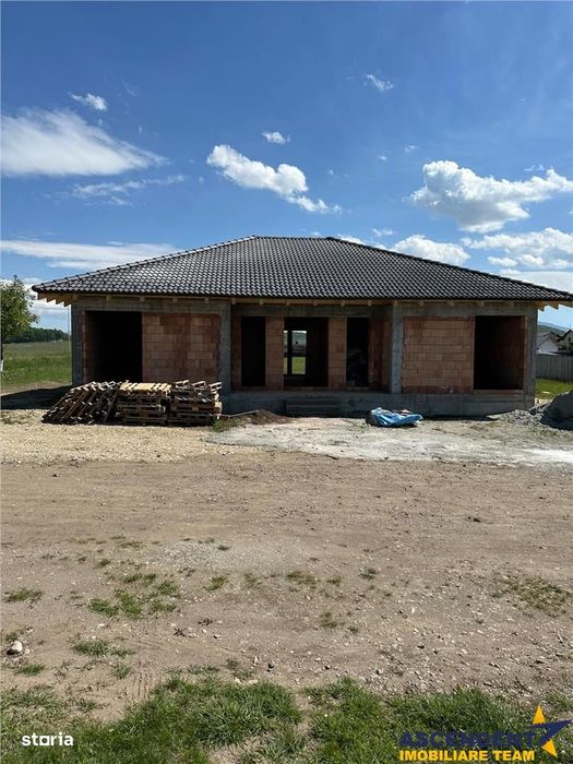 Casa la 15 minute de Brasov, DJ 112A, la rosu sau finalizata la cheie