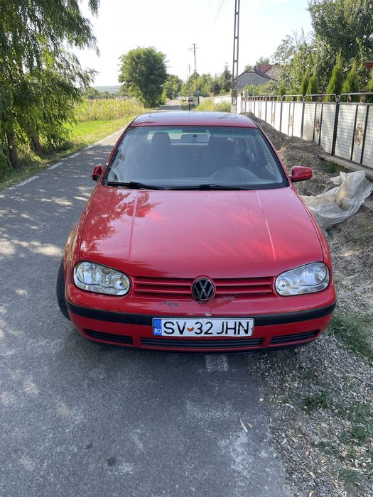 Vând sau schinb golf 4 1.6 benzină cutia defecta este autoamta