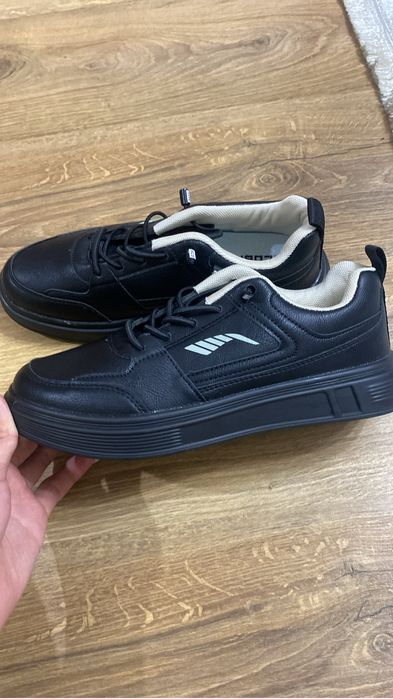 Продам новые кроссовки