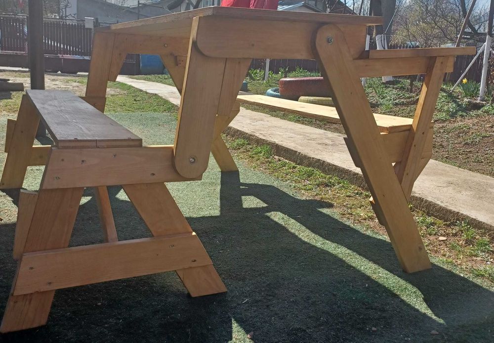 Banca din lemn pentru gradina care se desface in 2 canapele si o masa