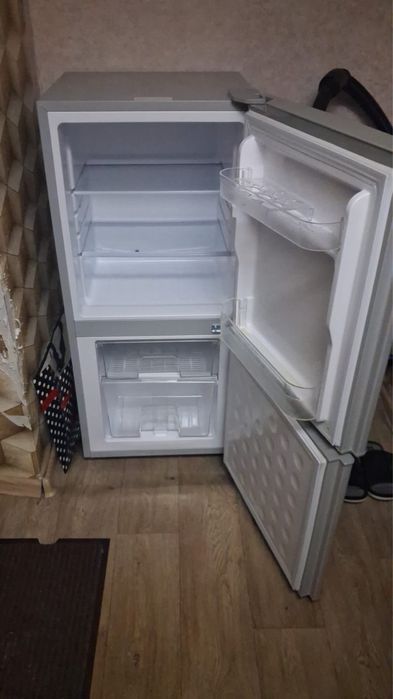 Продается холодильник, высота 1 м
