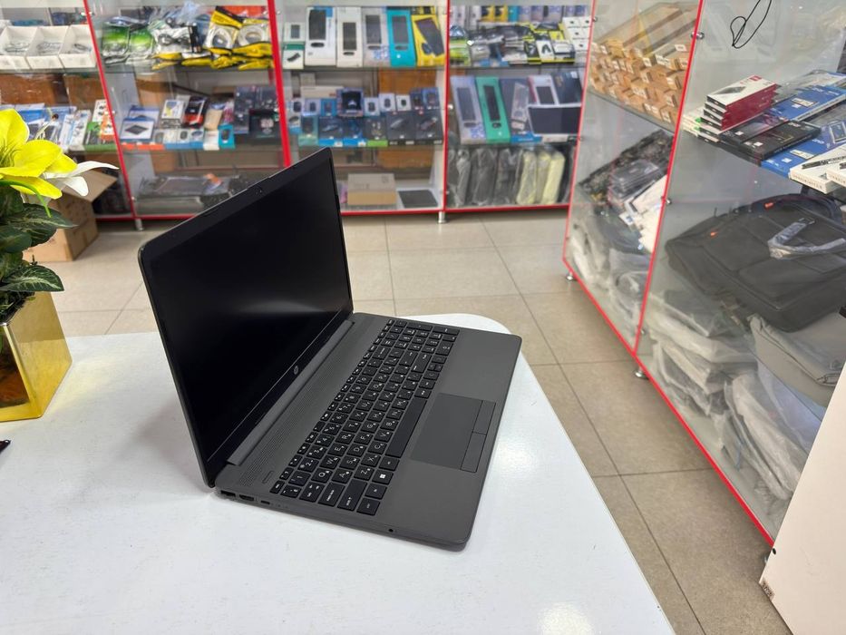 HP Ryzen 5 5500U 8GB 256SSD Radeon 4GB