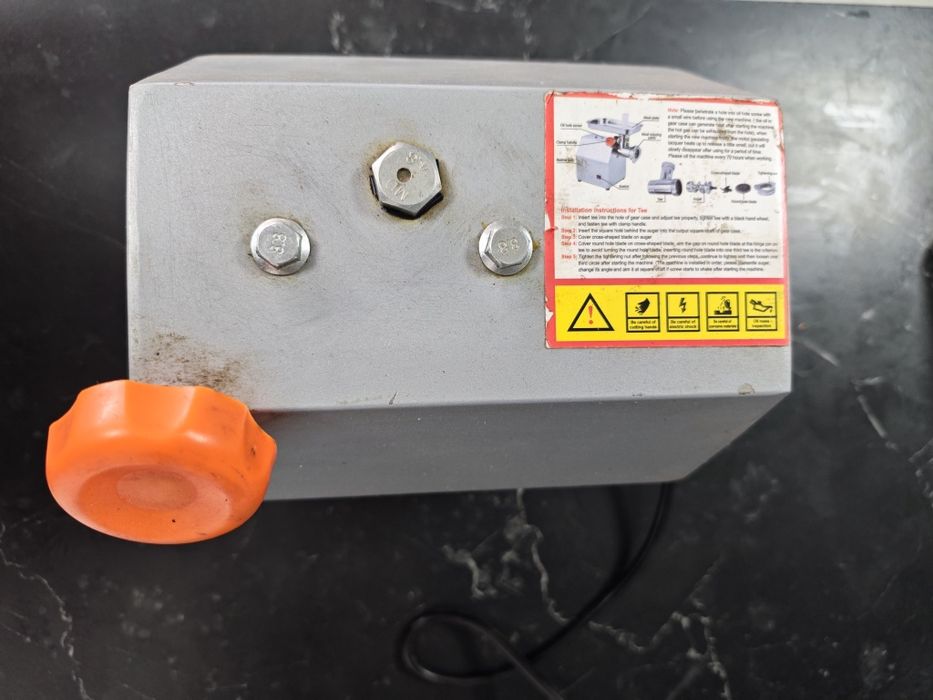 Мясорубка в рабочем состоянии .