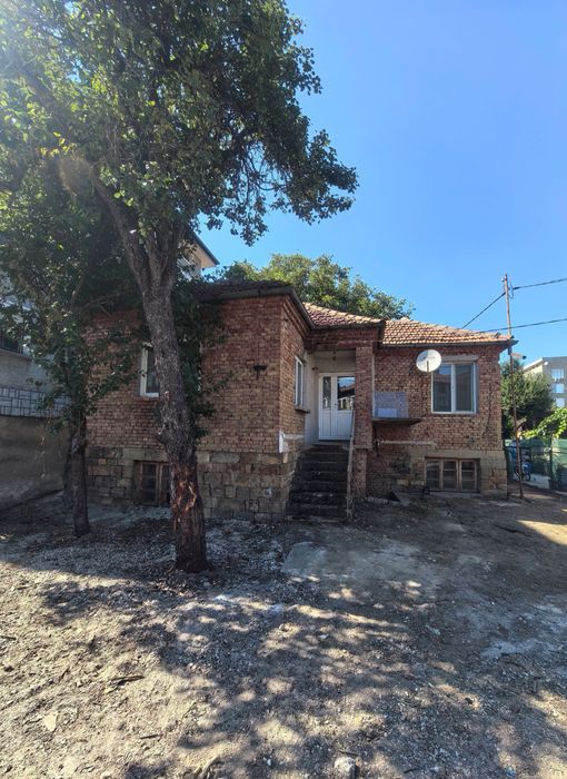 Самостоятелна двуетажна къща в Севлиево