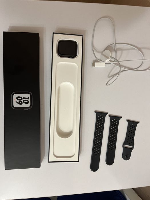 Смарт-часы Apple Watch SE 44 мм черный