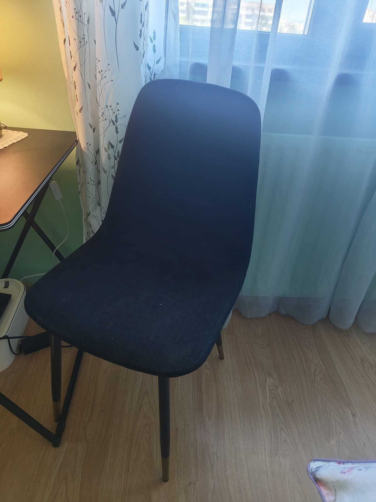 Черен трапезен стол от Юск модел Jonstrup