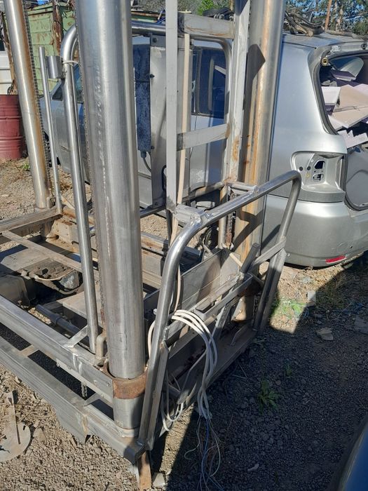 Продавам товарен асансьор