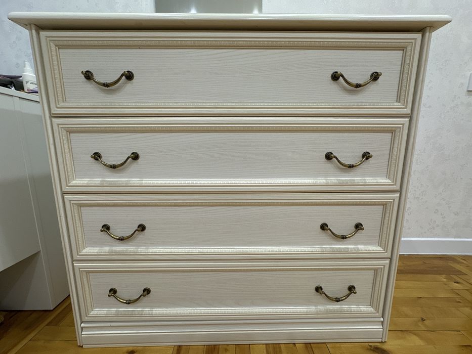 Продам комод в отличном состоянии  с четырями полками