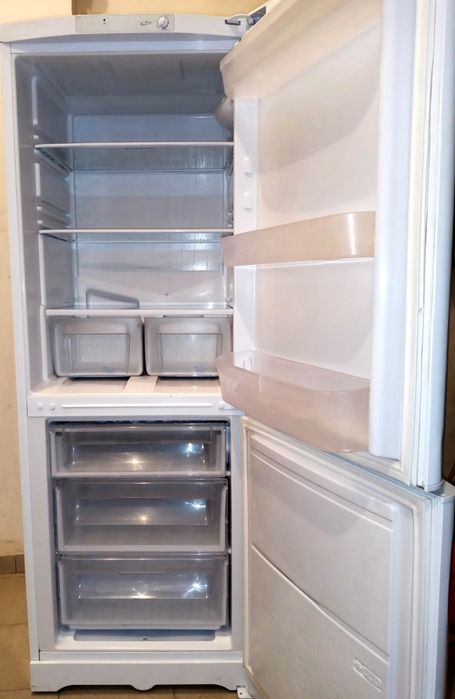 Продам холодильник indesit.