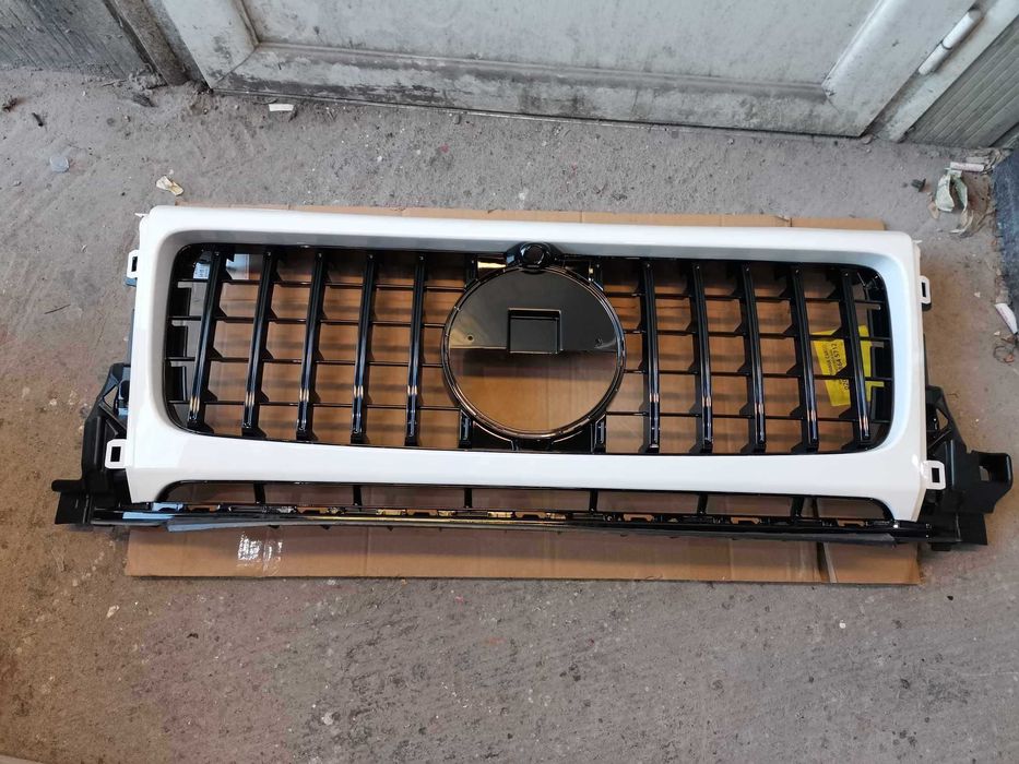 Предна решетка за Мерцедес G-class W464 бяла с черни ленти