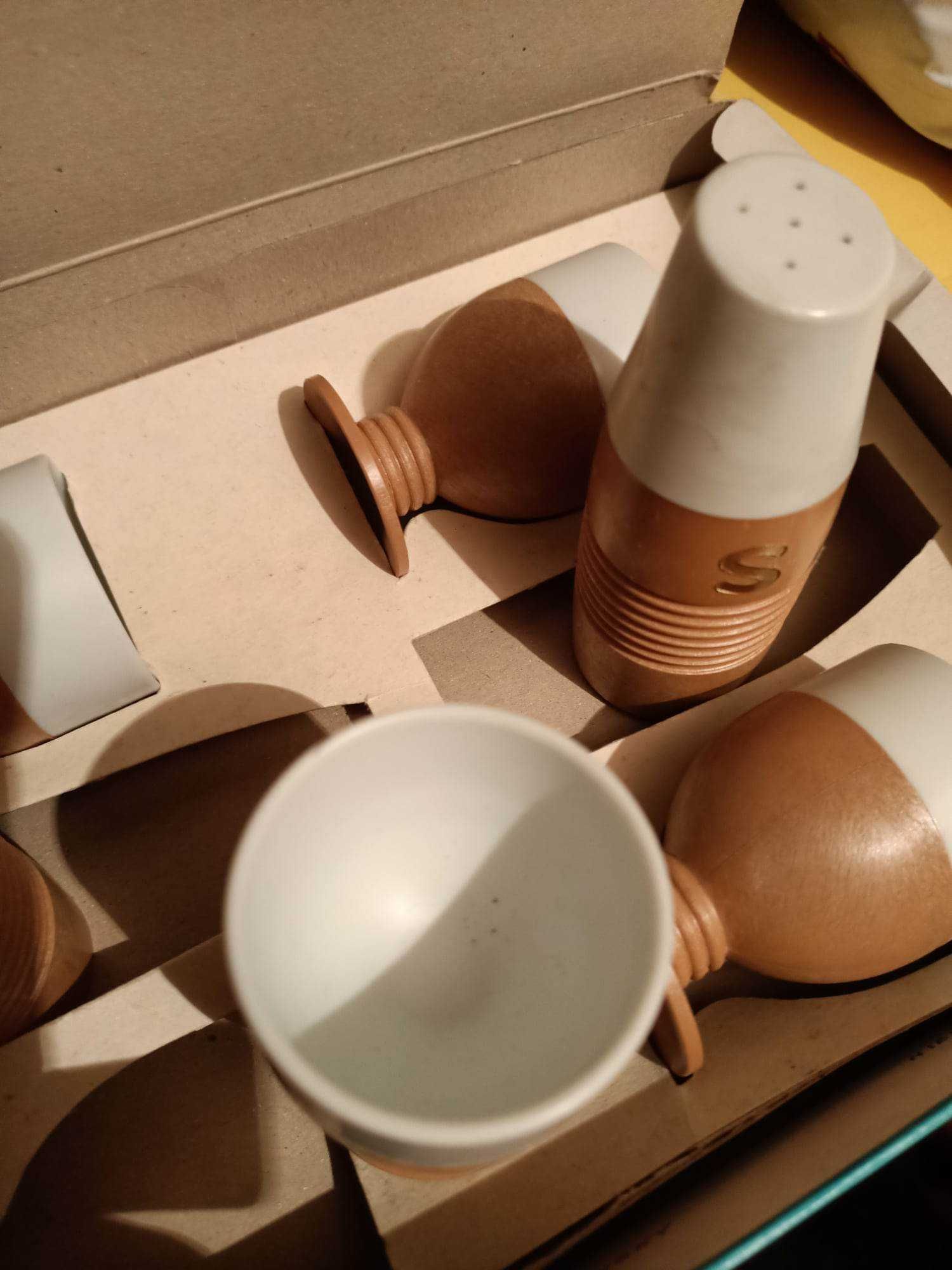 Разкошен чисто нов комплект за консумиране на яйца за ценители