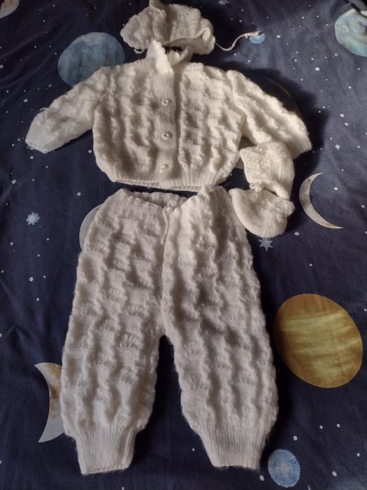 Costum tricotat bebeluși