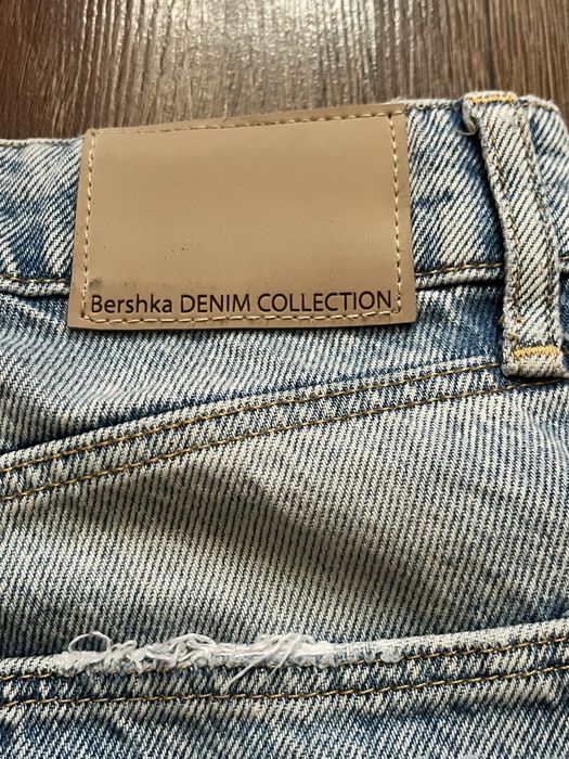 Blugi Bershka albastru deschis