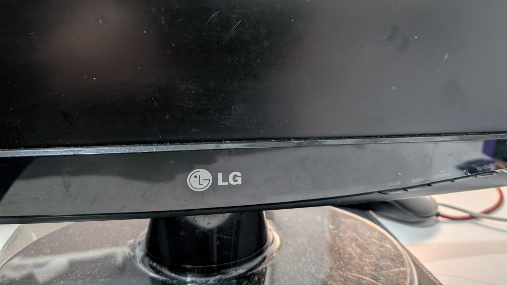 Монитор LG flatron w2243s