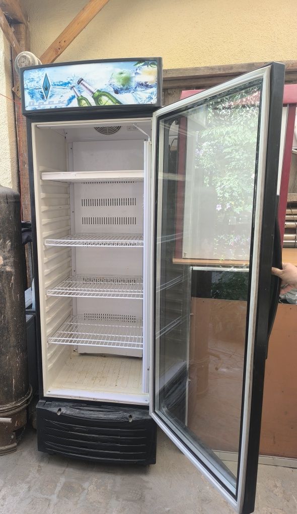 Продается витринный холодильник  ОРСК.
