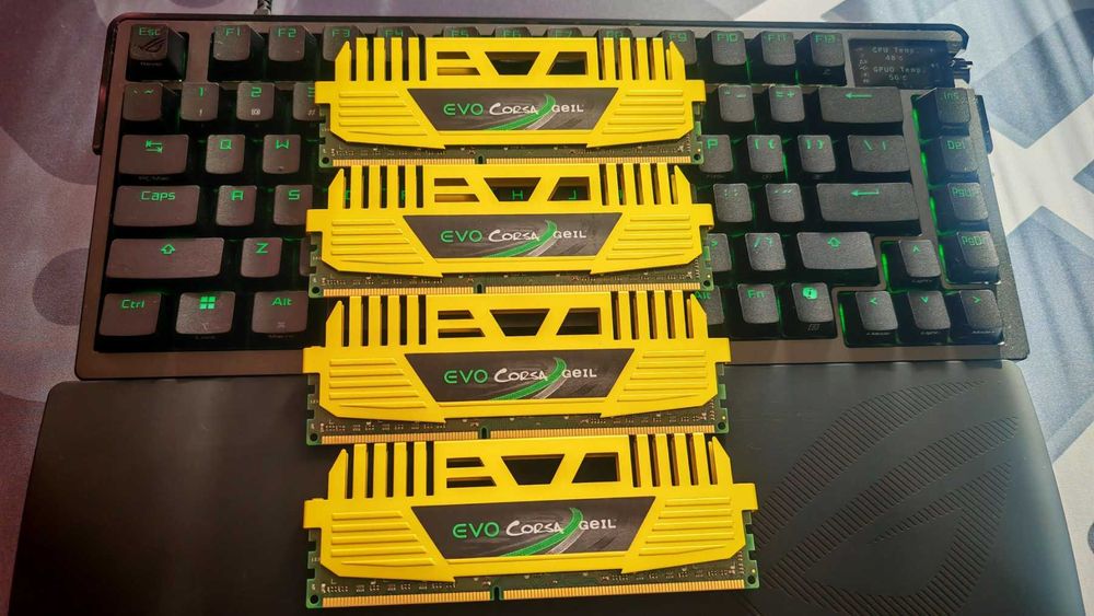 Рам памет GeIL EVO CORSA 32 GB (4 x 8 GB) DDR3 1600Mhz CL9
