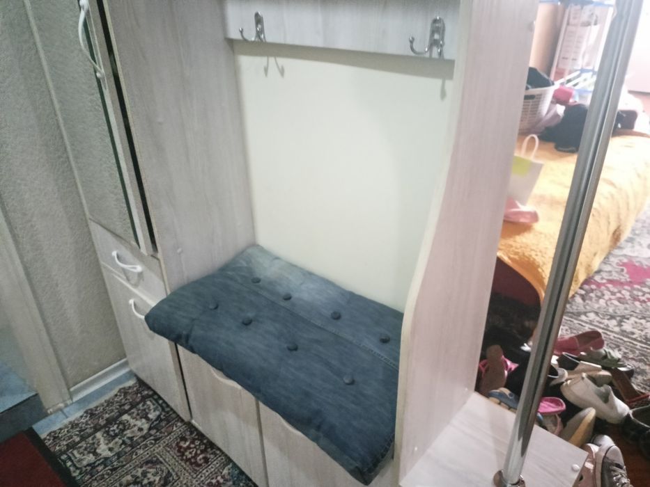 Shkaf prixoshka matrasi bilan